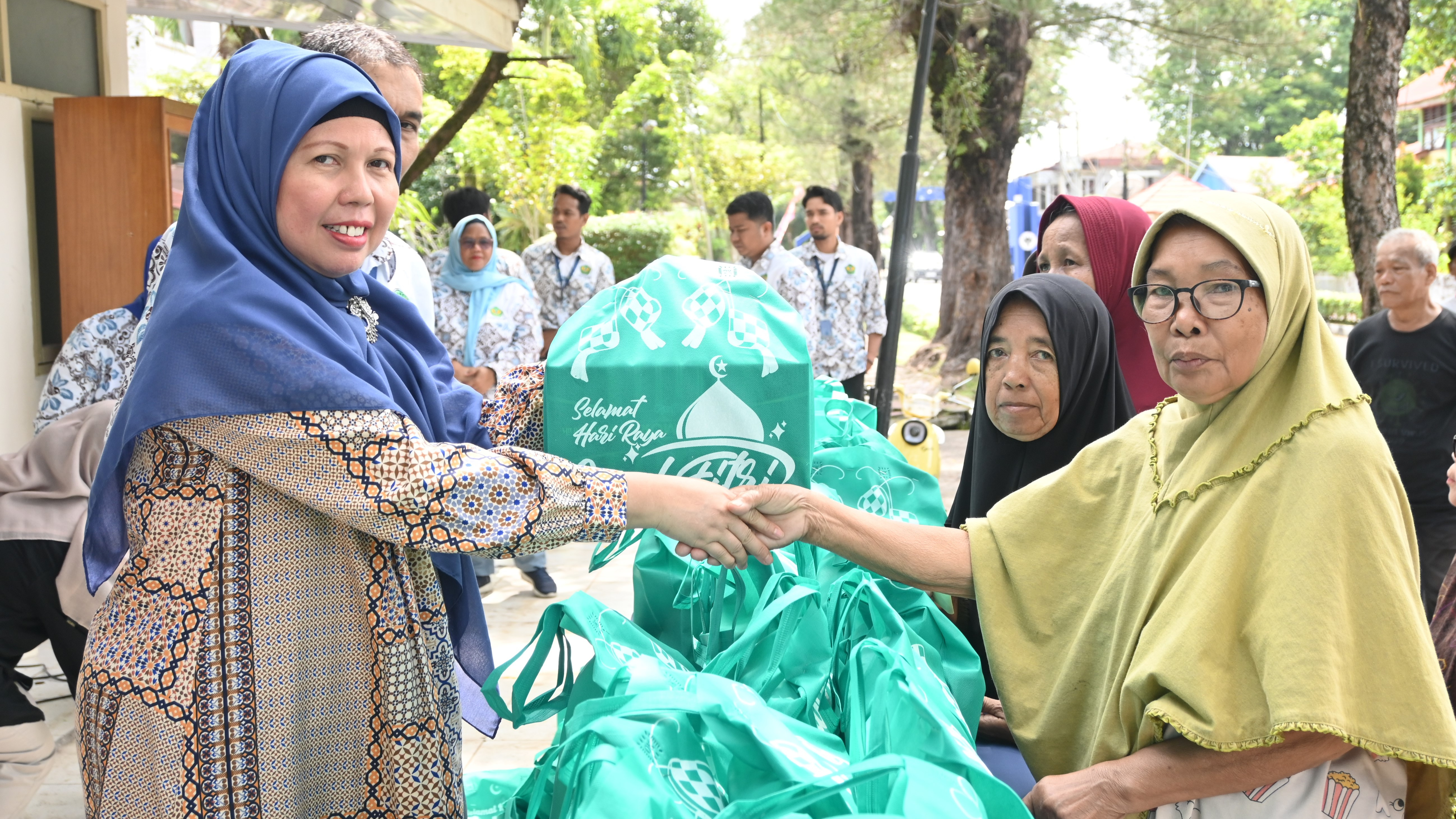 Berkah Ramadhan, Universitas Bung Hatta Bagikan Paket Lebaran ke Masyarakat Sekitar Kampus 