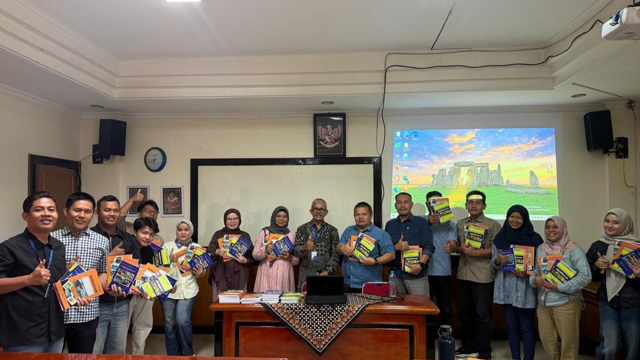 Prof.Junaidi, Dosen PSP2K Universitas Bung Hatta Bagikan Buku Karyanya ke Mahasiswa