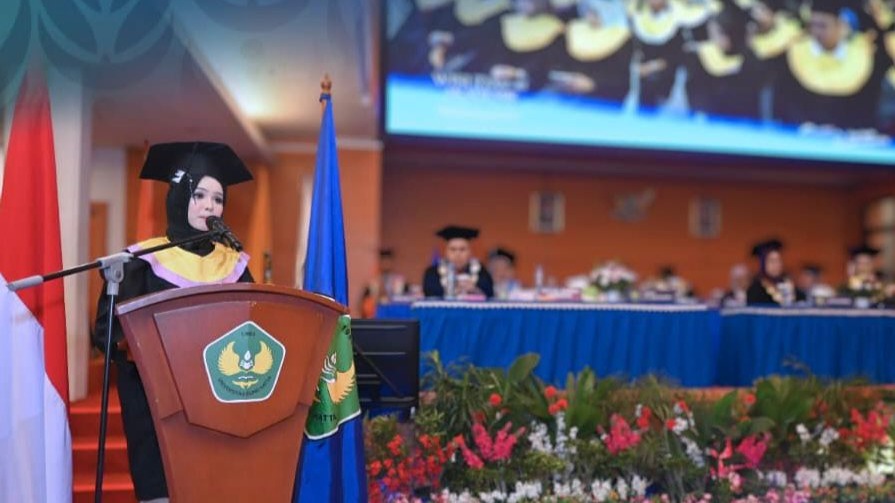 Dina Nofriani, S.Pd: Pesan Wisudawan Terbaik, Pentingnya Kejujuran dan Integritas