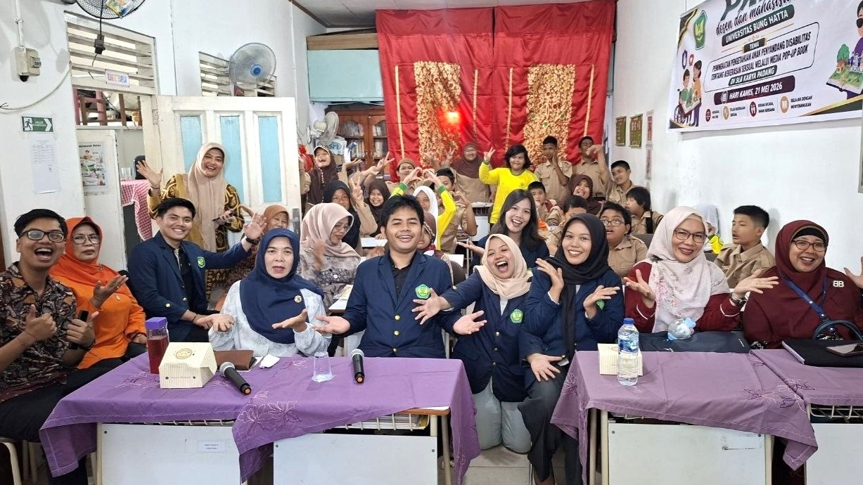 Dosen dan Mahasiswa Fakultas Hukum Universitas Bung Hatta, Edukasi Siswa SLB Karya Padang Tentang Pencegahan Kekerasan Seksual Melalui Media Pop-Up Book