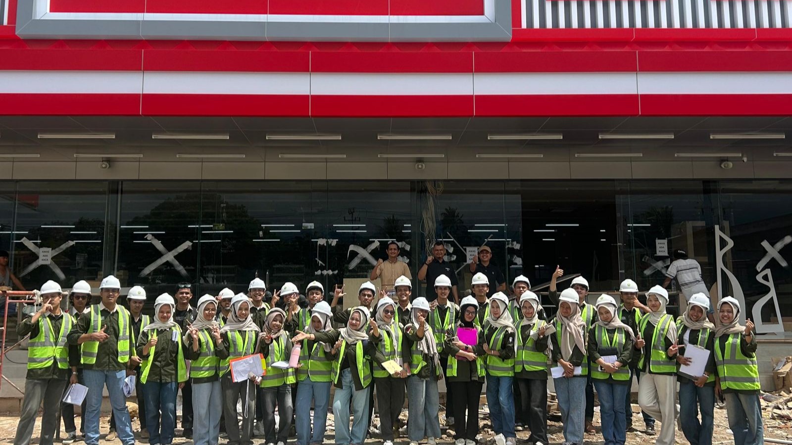 Mahasiswa Teknik Ekonomi Konstruksi Universitas Bung Hatta Gelar Project Site Visit ke Proyek Ritel