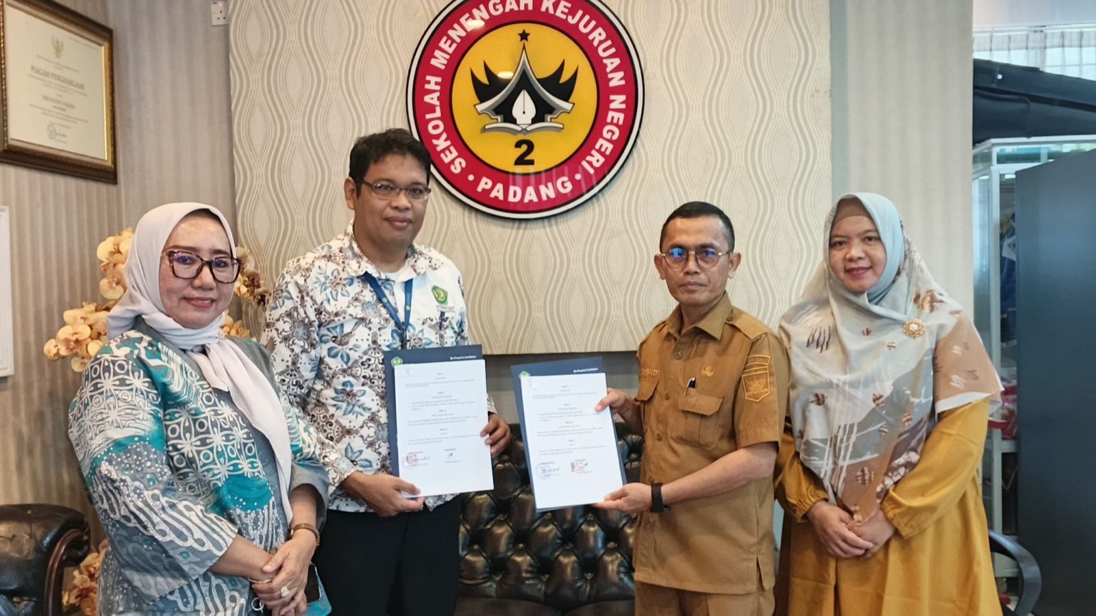 SMKN 2 Padang dan Divisi Layanan Bahasa Asing dan Balai Latihan Kerja Universitas Bung Hatta