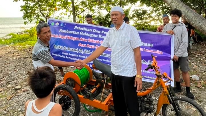 Universitas Bung Hatta Serahkan Alat Penarik Biduak untuk Nelayan Desa Pasir Sunur Pariaman