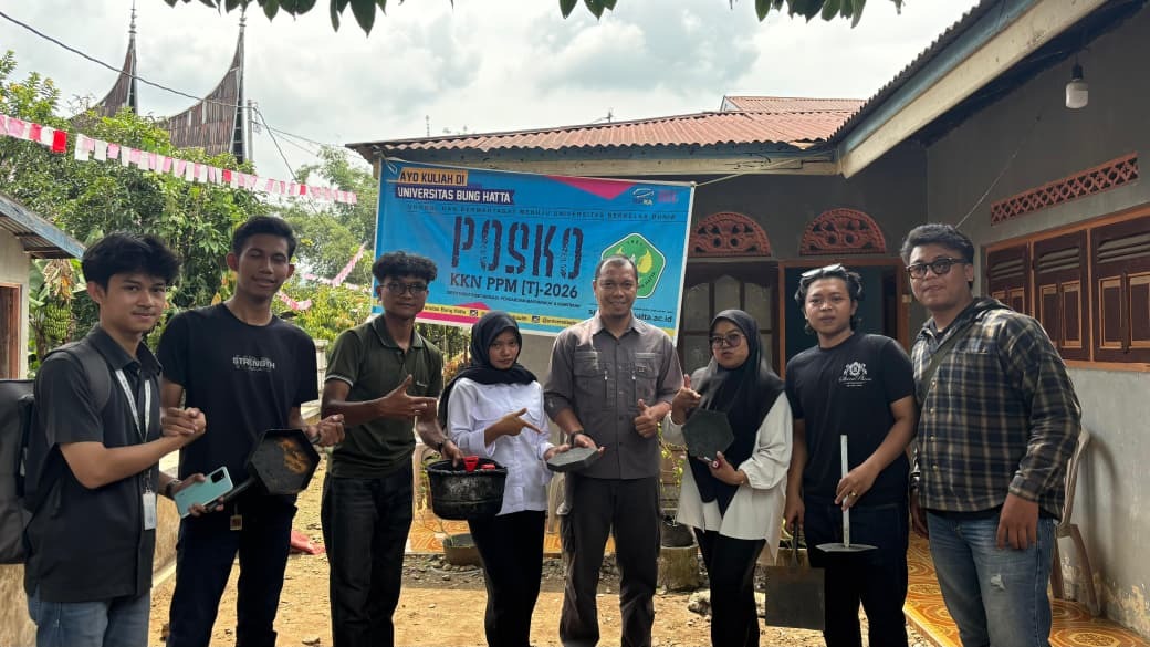 Mahasiswa KKN Universitas Bung Hatta Sulap Sampah Plastik Jadi Paving Block di Nagari Sungai Balantiak