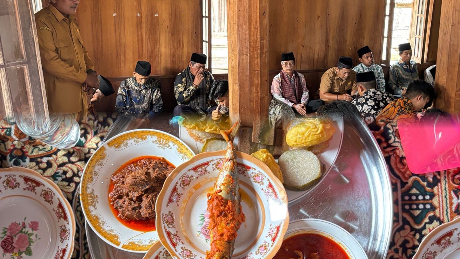 Pelepasan Mahasiswa KKN Nagari Jaho Ditutup dengan Makan Bajamba