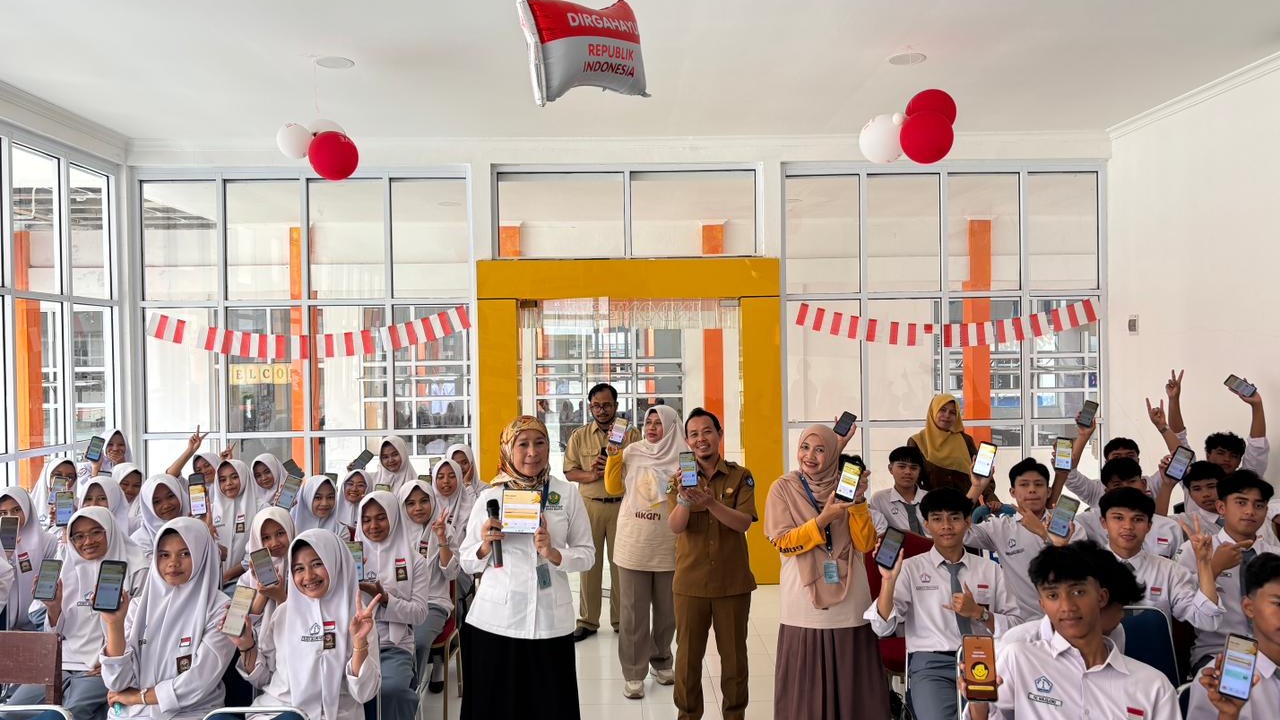 Universitas Bung Hatta Sosialisasikan Penggunaan Aplikasi LIKARI untuk Mendukung Pembelajaran Bahasa Jepang di SMKN 1 Padang Panjang