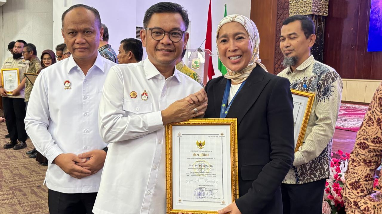 Rektor Universitas Bung Hatta Terima Penghargaan dari Gubernur Lemhannas RI dalam Kuliah Umum Kebangsaan