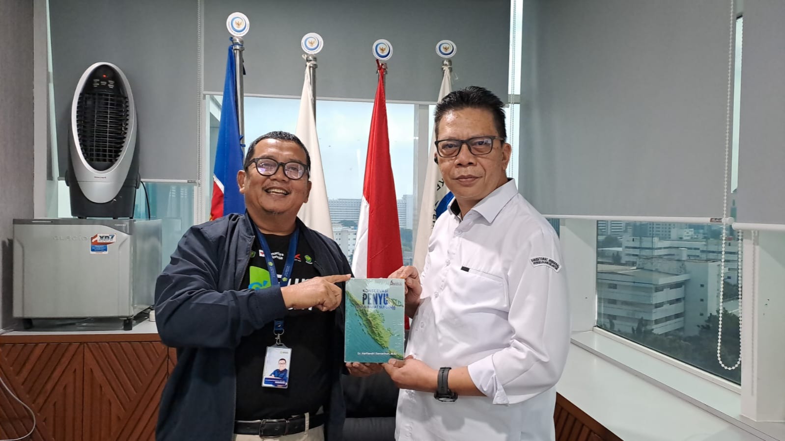 Hilirisasi Riset, Buku Konservasi Penyu Karya Dr. Harfiandri Damanhuri, S.Pi., M.Sc. Diserahkan ke KKP RI