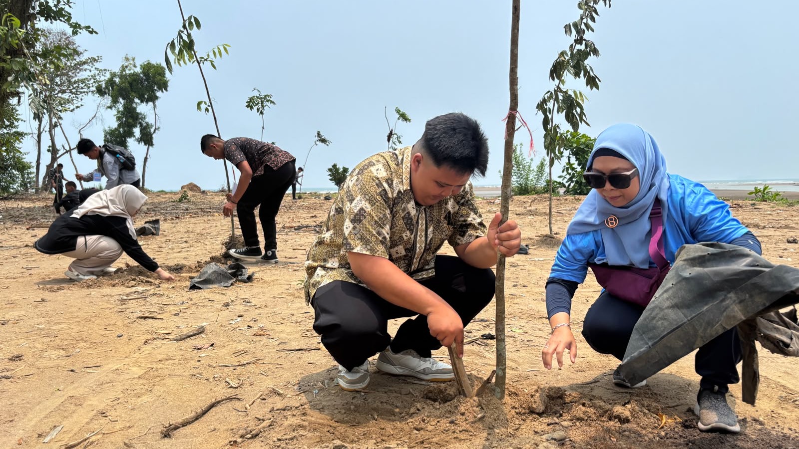 Mahasiswa Baru Universitas Bung Hatta Hijaukan Pantai Bung Hatta