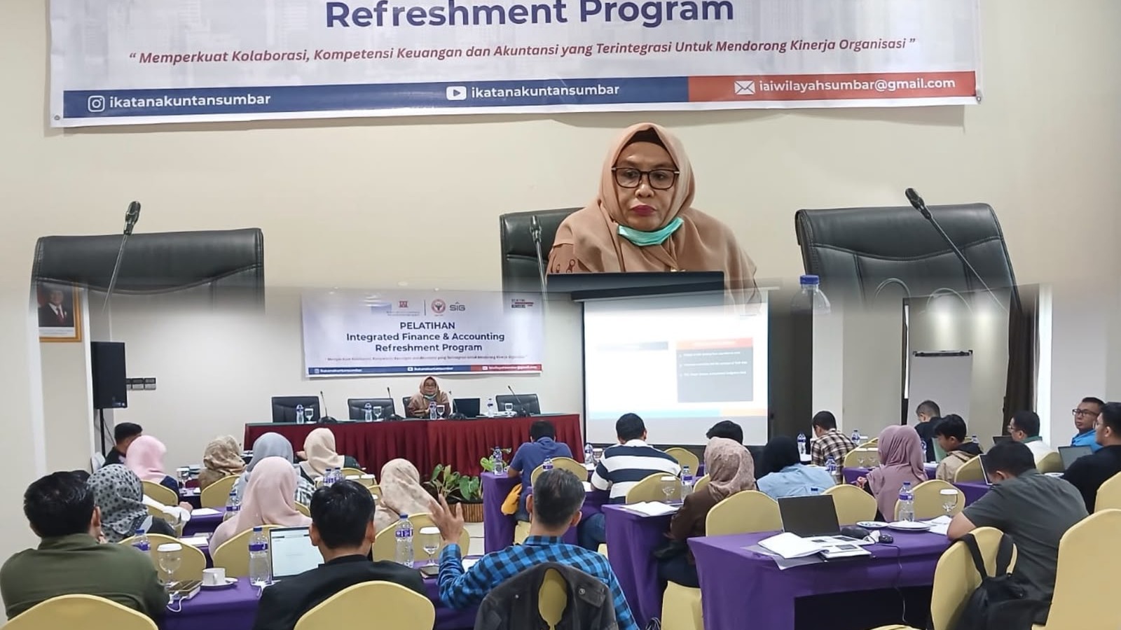 Dwi Fitri Puspa, S.E., M.Si., Ak., CA. Bahas Budgeting di Pelatihan Accounting & Finance PT Semen Padang