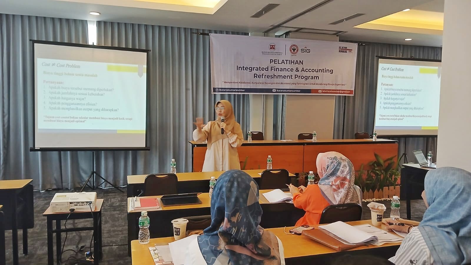 Yeasy Darmayanti, S.E., M.Si., Ph.D., Ak., CA., ASEAN CPA Dosen Akuntansi Jadi Narasumber Pelatihan Accounting & Finance IAI Bagi PT Semen Padang