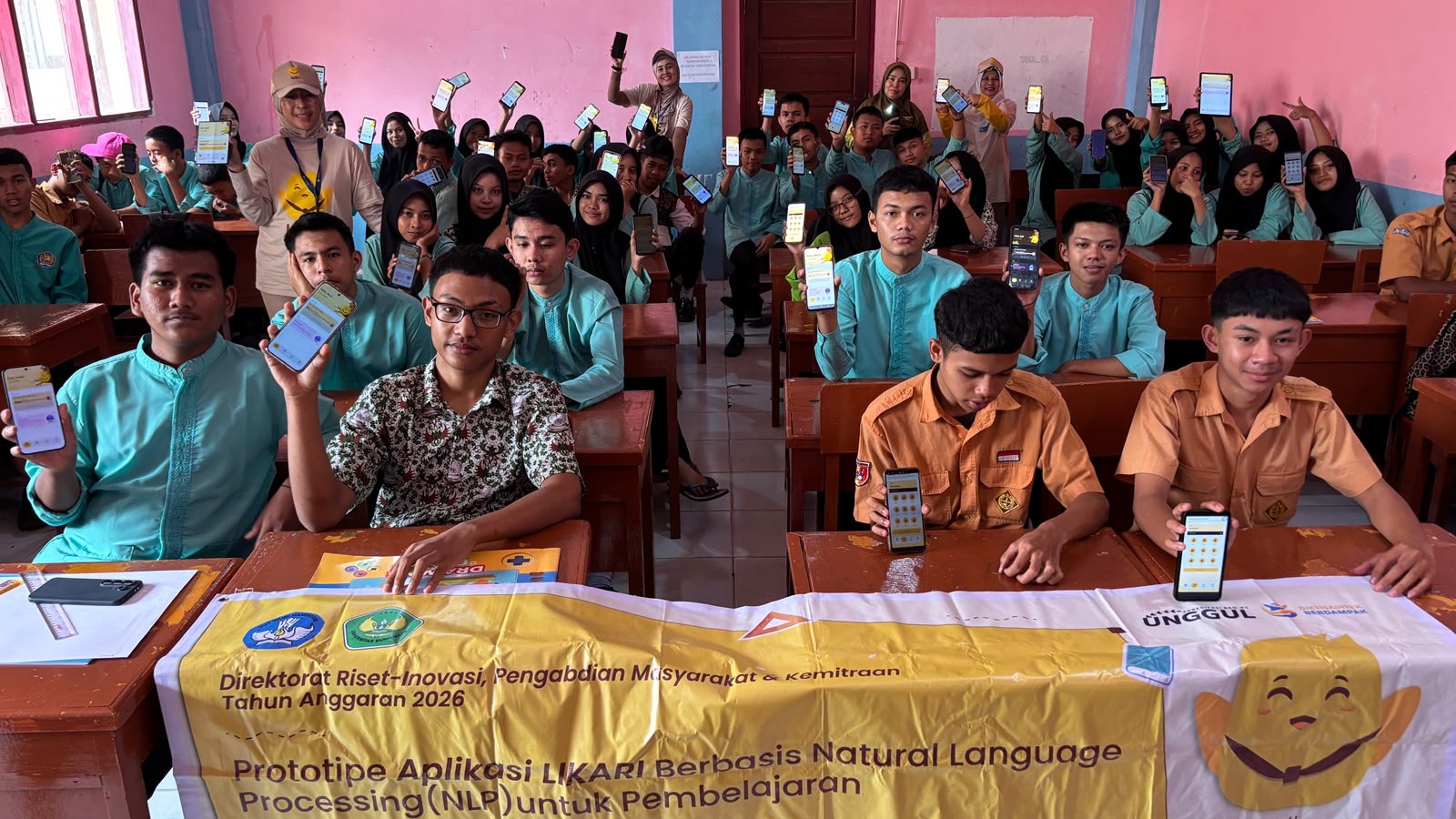 Dosen Universitas Bung Hatta Kenalkan Aplikasi LIKARI untuk Pembelajaran Bahasa Jepang di SMK Swasta Pembina Bangsa Bukittinggi
