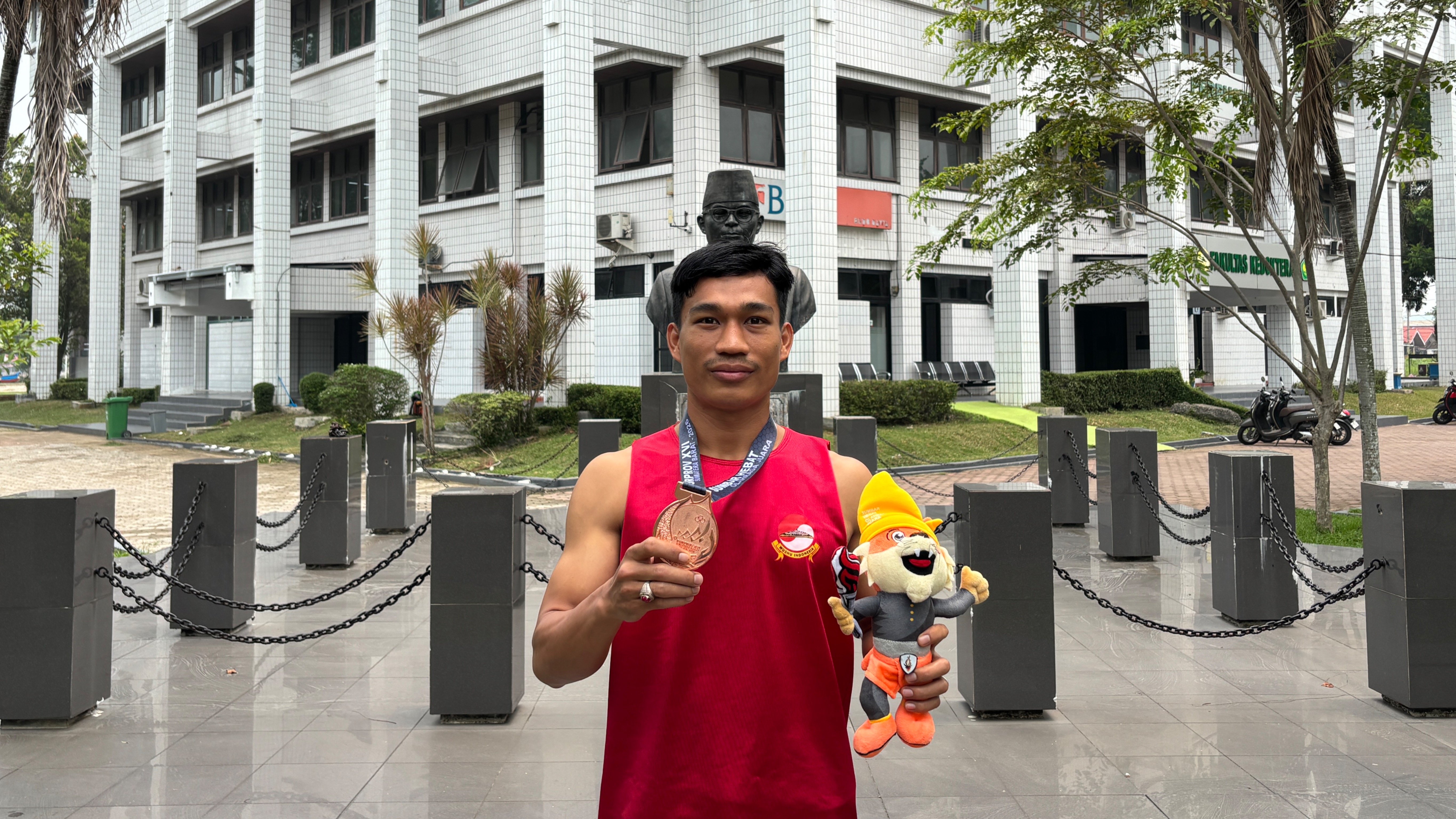 Rozi Saputra Anggota Security Universitas Bung Hatta Raih Medali Perunggu Wushu Porprov Sumbar 2026