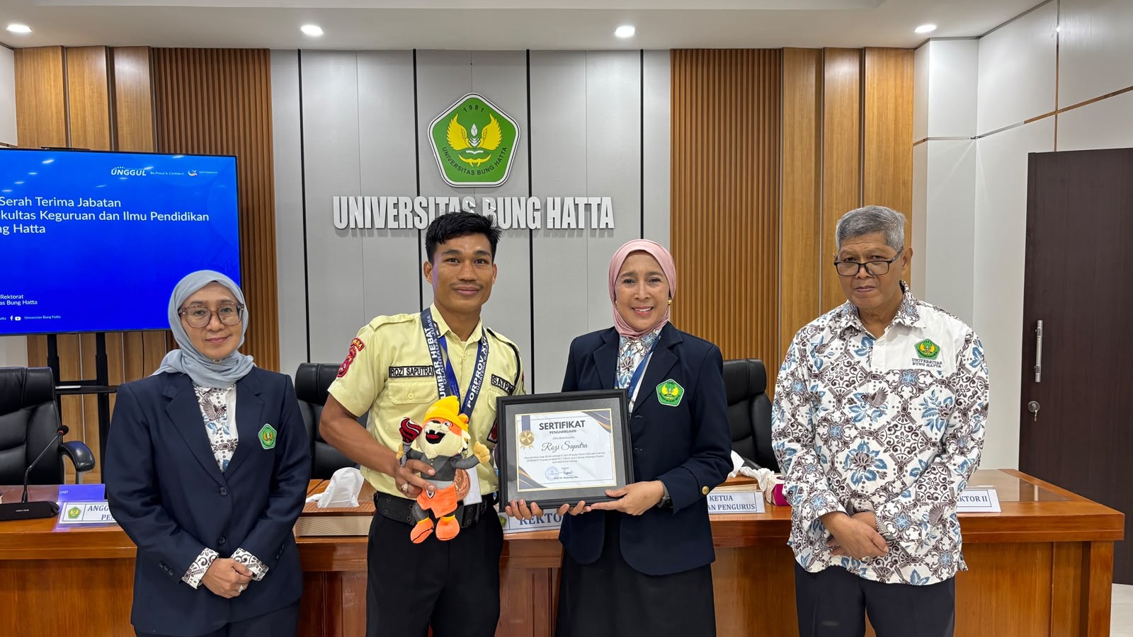 Rozi Saputra Anggota Security Universitas Bung Hatta Raih Medali Perunggu Wushu Porprov Sumbar 2026