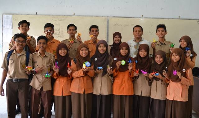 Dosen Sastra Jepang UBH Ajarkan Origami Untuk Pelajar SMA