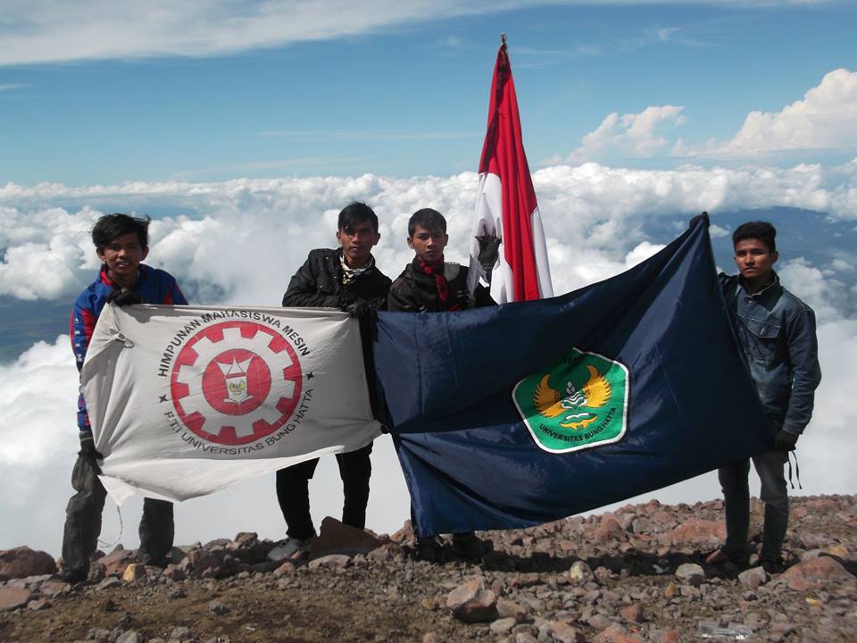 Hari Kemerdekaan, Mahasiswa Teknik Mesin UBH Kibarkan Bendera Merah Putih di Gunung Kerinci
