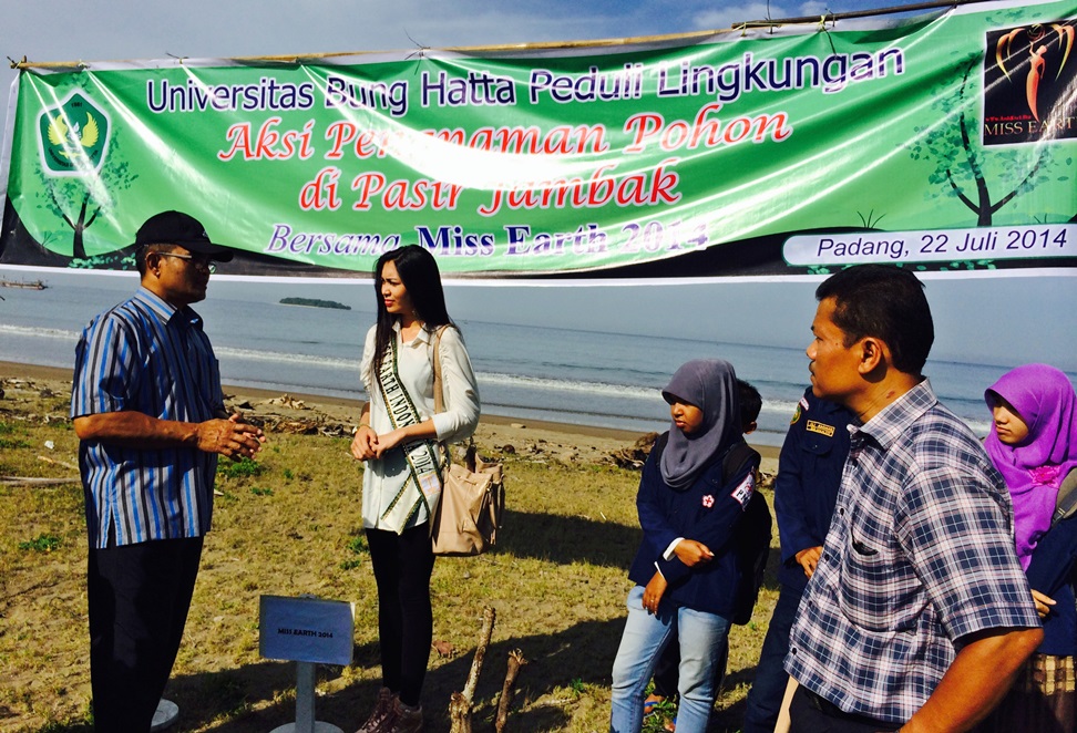 Wakil Rektor III UBH dan Miss Earth Indonesia 2014 Tanam Pohon