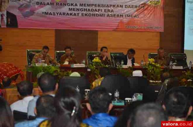 Rektor Universitas Bung Hatta Menjadi Penanggap Simposium Persiapan Daerah Sambut MEA