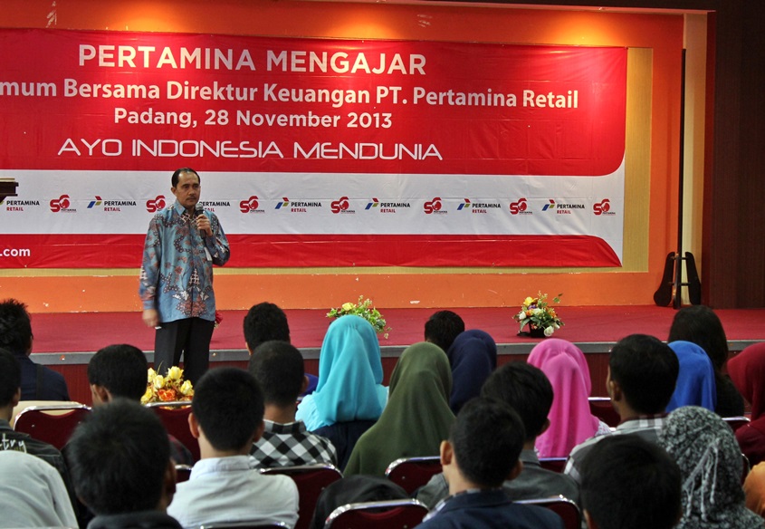 Direktur Keuangan Pertamina Retail Mengajar Mahasiswa UBH