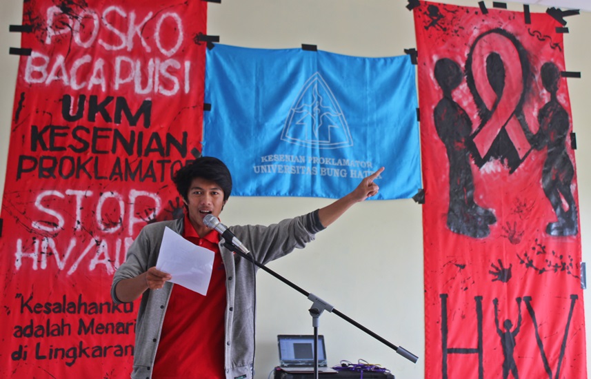 Peduli HIV/AIDS, UKM Kesenian Proklamator UBH Gelar Posko Baca Puisi