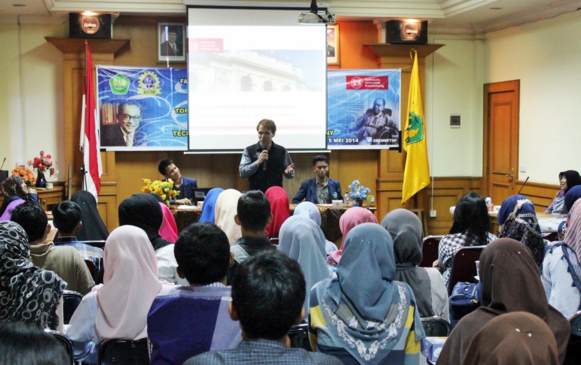 Martin Sigeret, B.Sc Motivasi Mahasiswa Teknik Untuk Berbahasa Inggris