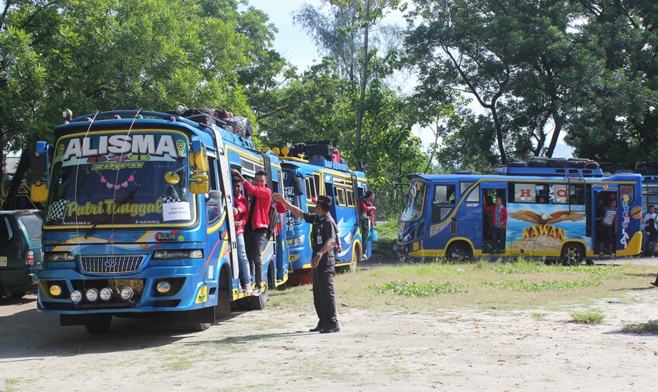 Ratusan Bus Antar 1520 Mahasiswa KKN-PPM UBH 2014