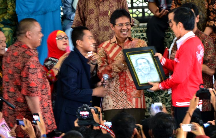 Jokowi Di Hadiahi Mahasiswa Karikatur