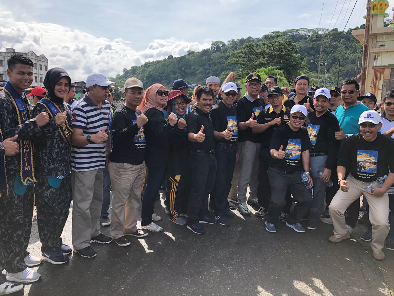 Universitas Bung Hatta Aktif Aksi Bersih Sungai Batang Arau