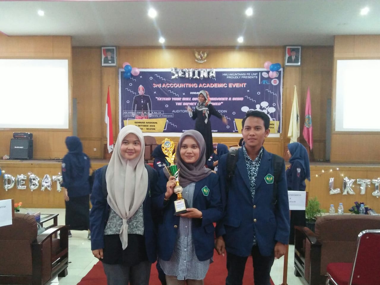 Tiga Mahasiswa Prodi Akuntansi Juara 1 Debat Akuntansi yang Diselenggarakan UNP