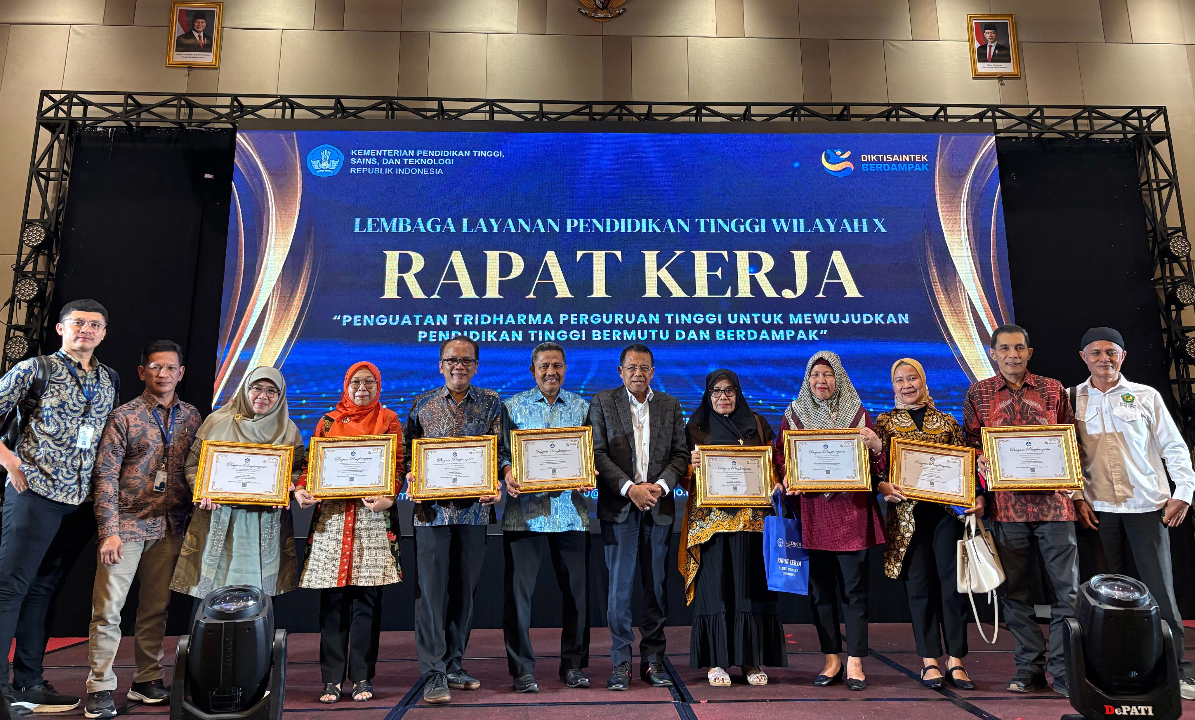 Universitas Bung Hatta Raih Delapan Penghargaan Di Ajang Anugerah LLDIKTI X 2025