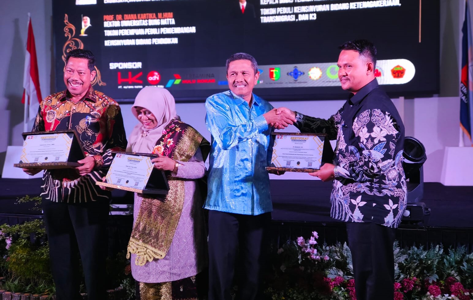 Ketua Badan Pembina, Rektor dan Dosen Universitas Bung Hatta Terima Anugerah Young Engineer Riau FIM PII