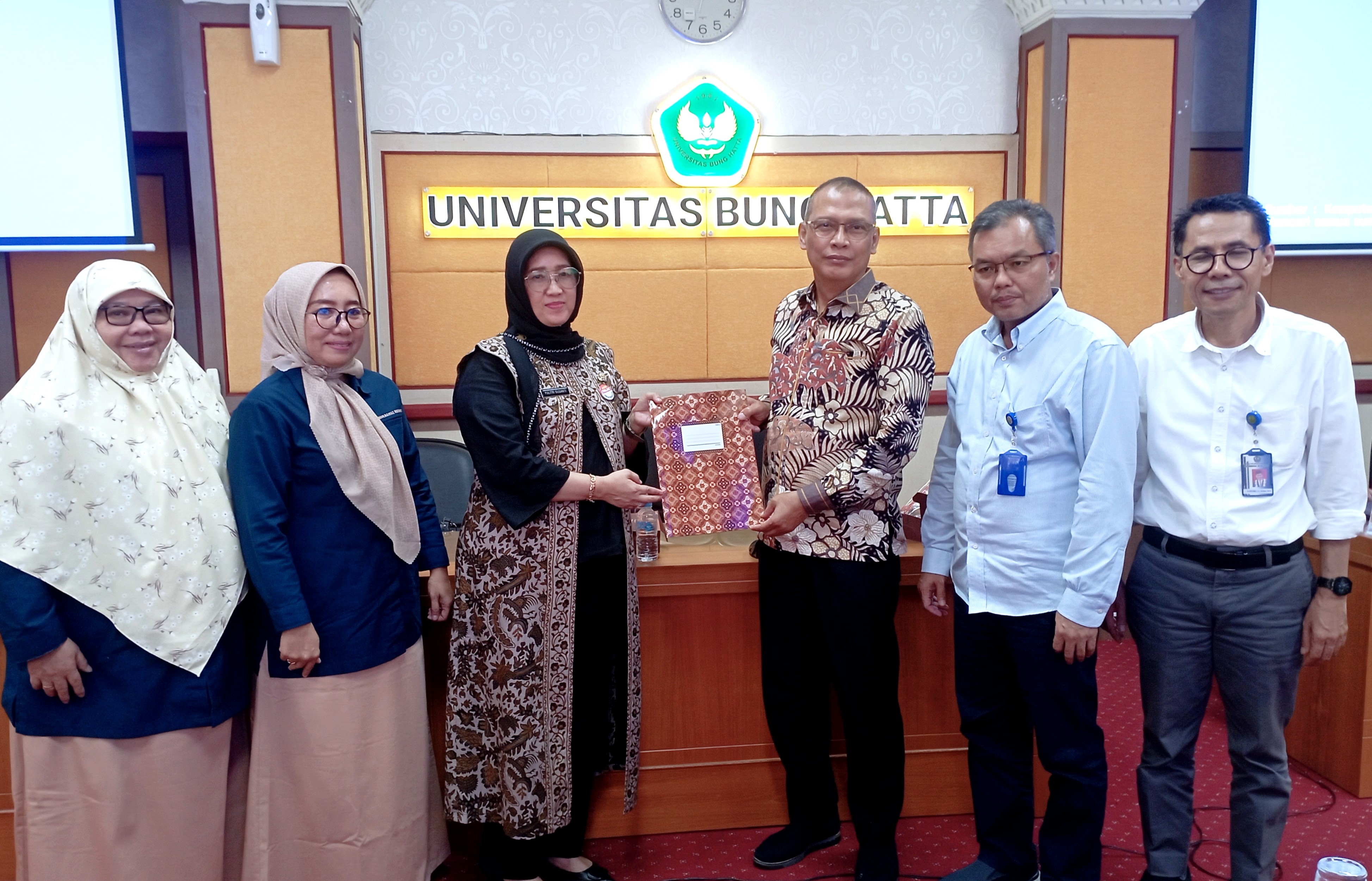 Dukung Promosi Pariwisata, Rektor Universitas Bung Hatta Serahkan Aplikasi Desa Wisata Bahari Sumatera Barat dan Laman Website ke Dispar Pemprov.Sumbar