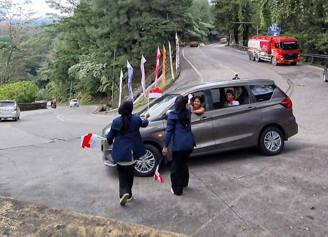 Tebar Semangat HUT RI ke 80, Mahasiswa Universitas Bung Hatta Bagikan Puluhan Bendera Merah Putih Di Sitinjau Lauik