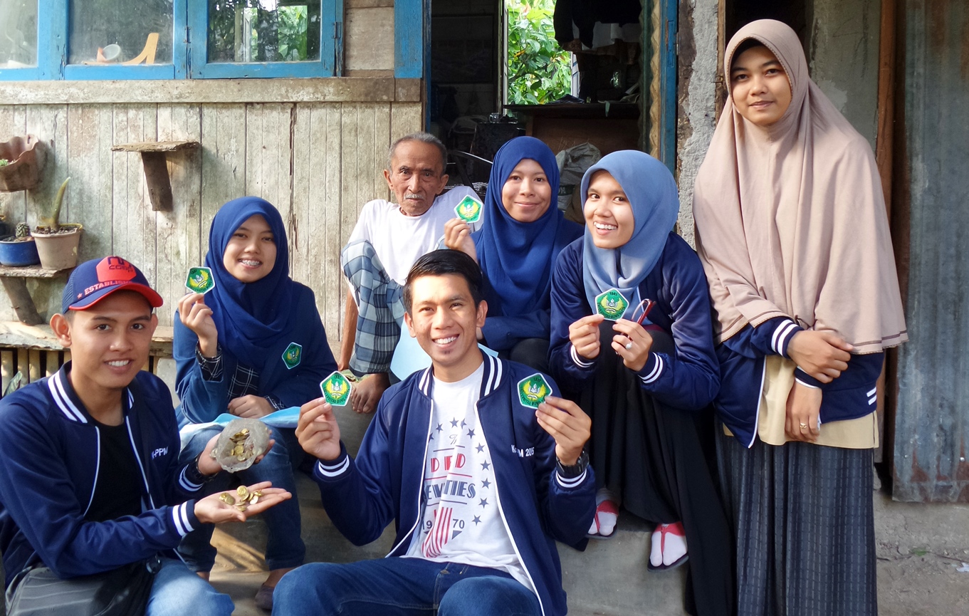 Di Batu Hampar, Mahasiswa KKN-PPM Temui Penjahit Jaket Almamater Universitas Bung Hatta