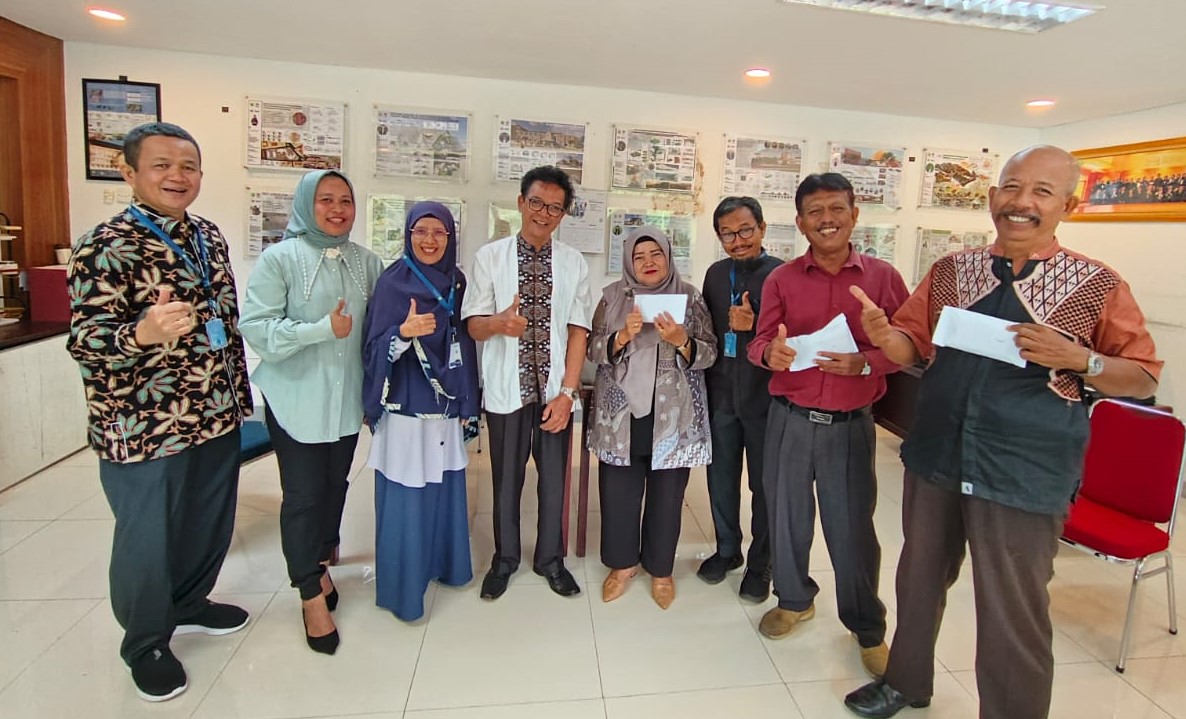 Pengurus Dana Sosial UBH, Serahkan Bansos Bagi Tendik Purna Bakti