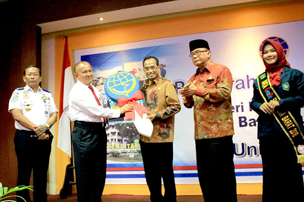 Universitas Bung Hatta Miliki 2 Bus Kampus dari Kementerian Perhubungan RI