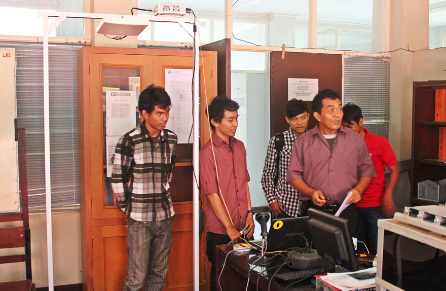 Mahasiswa Teknik Elektro UBH Bangun Sistem E-Library dengan Barkode
