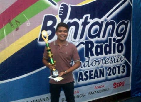 Benediktus Manik Juara III Bintang Radio Bukittinggi