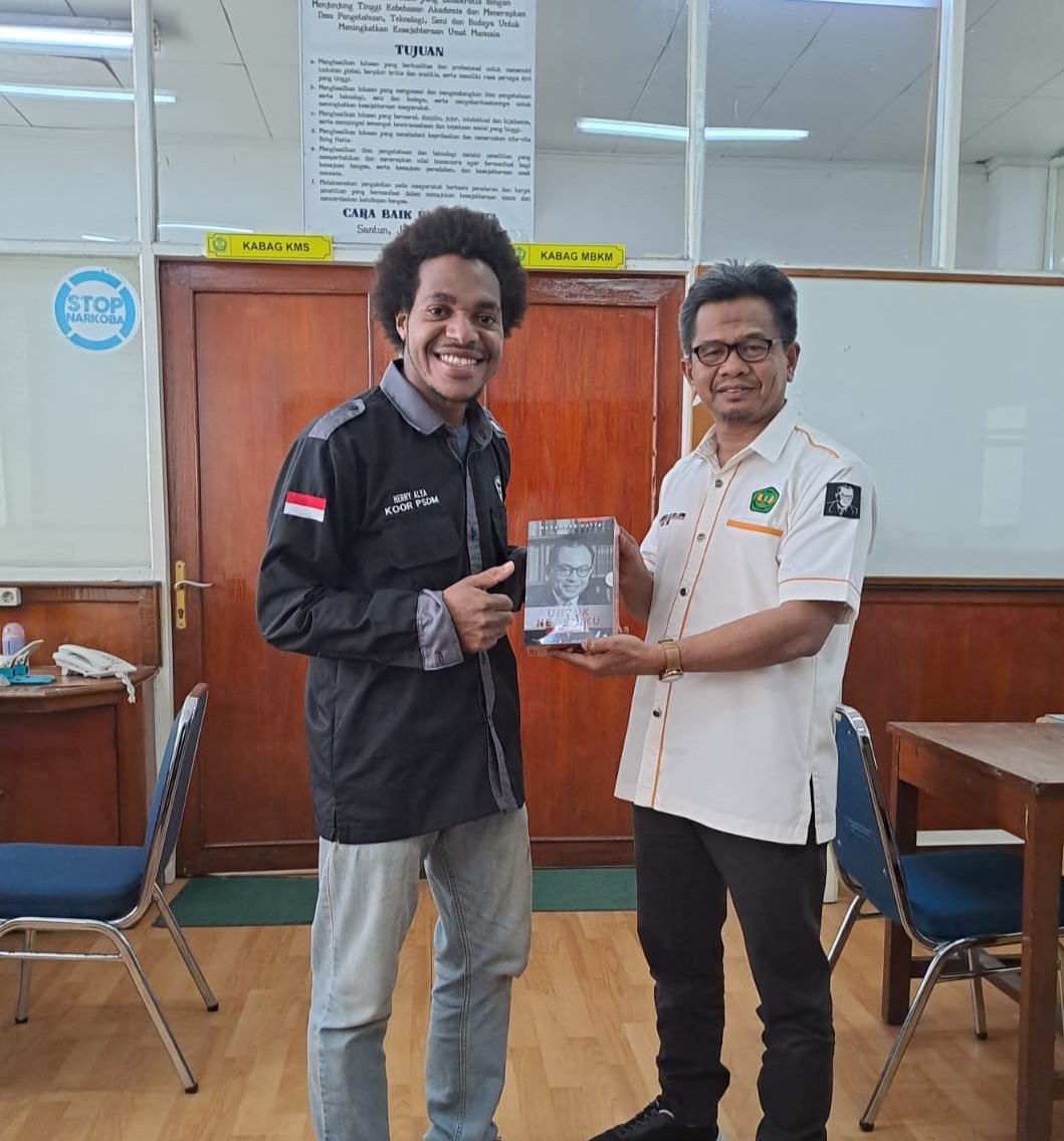 Herry Alya Mahasiswa Program ADik, Dapat Hadiah Buku dari Putri Proklamator Mohammad Hatta Ibu Halida Nuriah Hatta