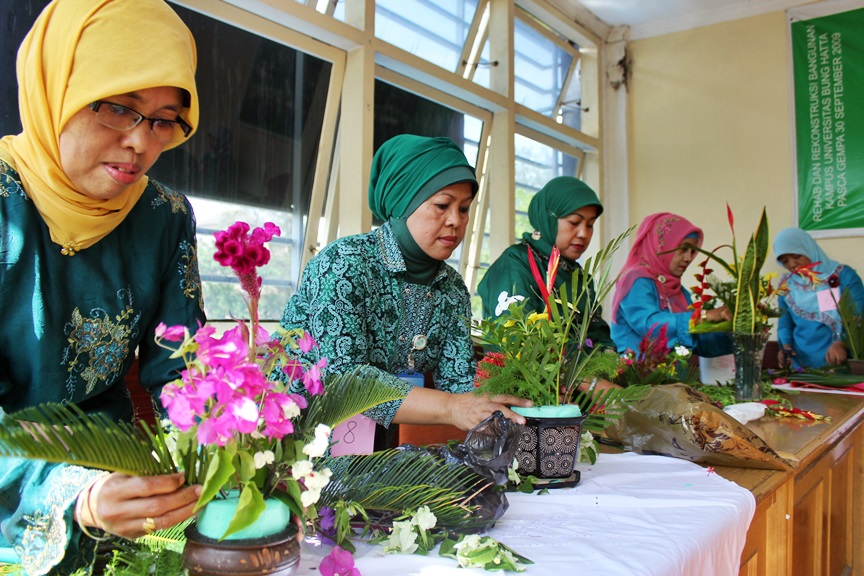 Ikanita UBH Gelar Lomba Merangkai Bunga