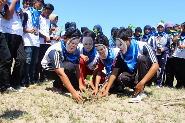 Mahasiswa Planologi UBH, Kirim Pesan Pada Pasangan Capres Dengan Tanam Pohon