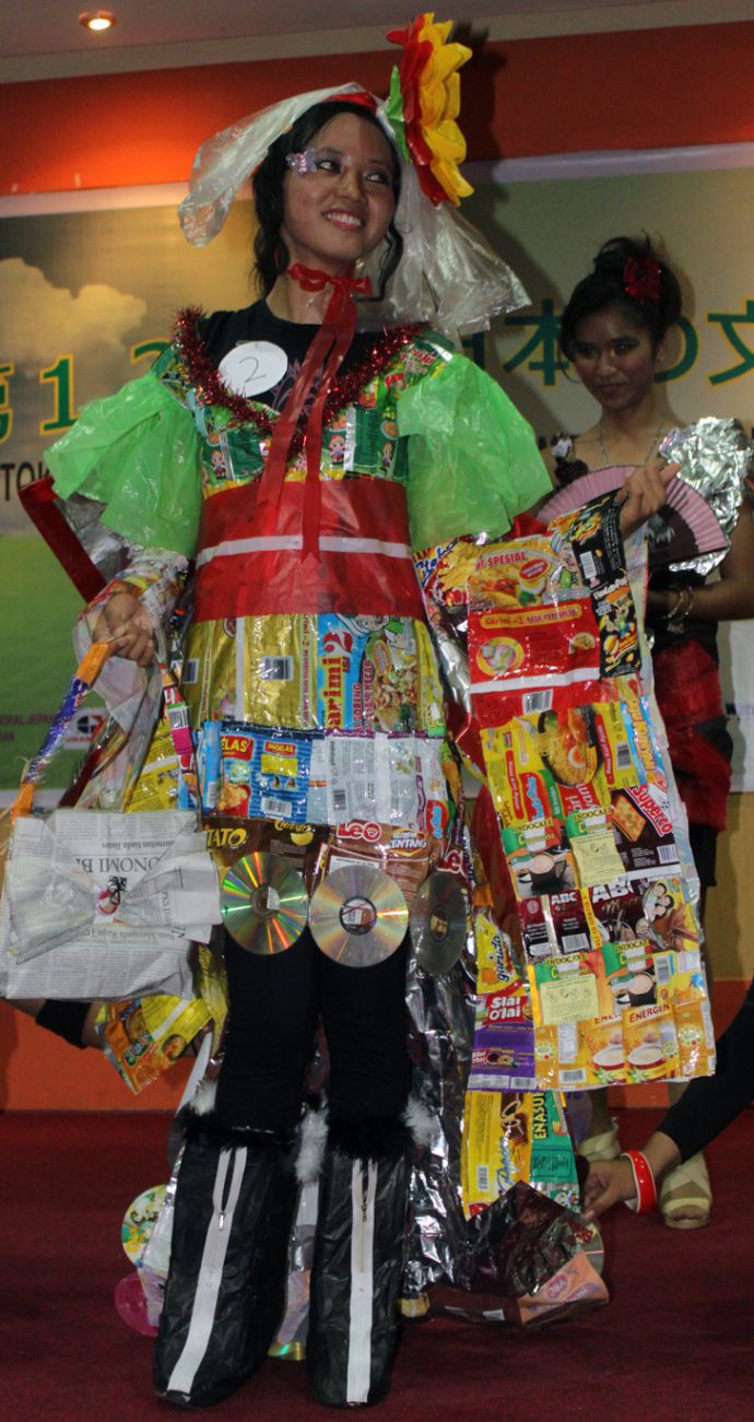 Kostum Dari Bungkus Mie Instan Hipnotis Pengunjung Bungkasai XII UBH