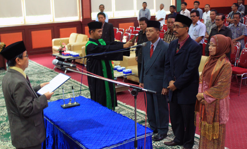 Drs.Muylanef,ST,M.Sc  dilantik sebagai Dekan FTI, Rektor serahkan SK Pensiun