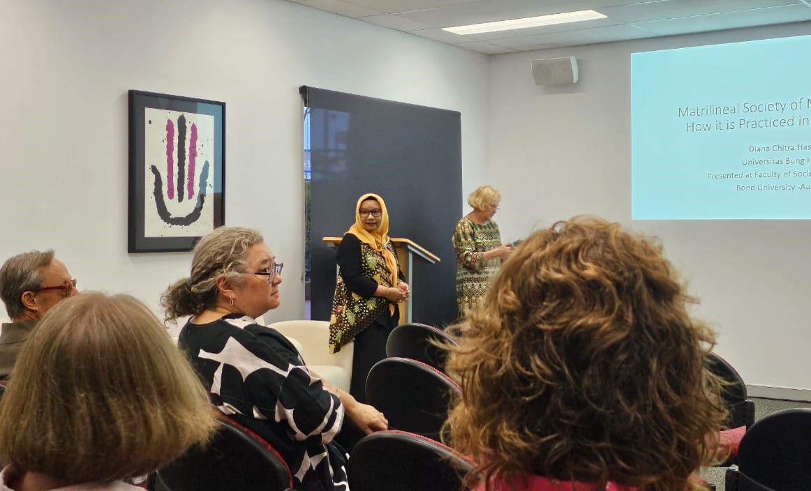 Dekan Fakultas Ilmu Budaya Universitas Bung Hatta, Diana Chitra Hasan, Ph.D Menjadi Dosen Tamu di Bond University Australia