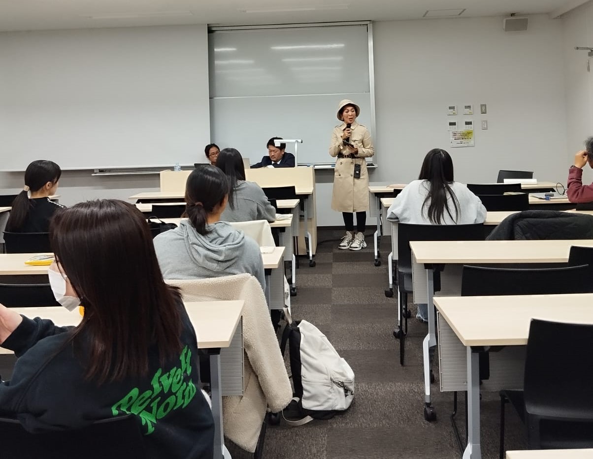 Prof. Dr. Dra. Diana Kartika, Dosen FIB-UBH Beri Kuliah di Sonoda Womans University Jepang