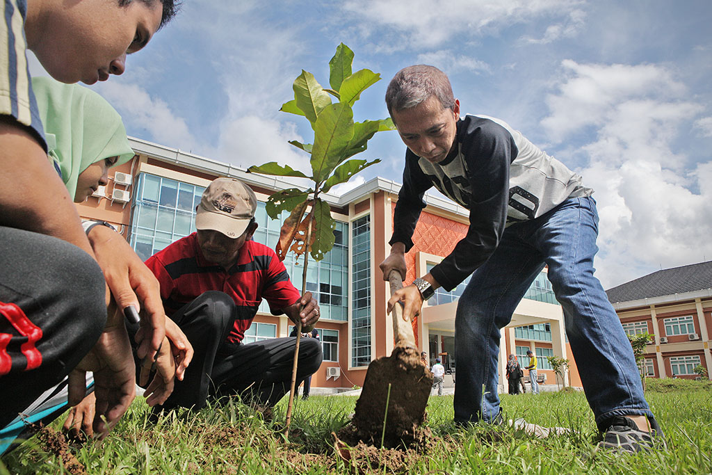 1000 Pohon Untuk Hijaukan Kampus II Jl.By Pas Aia Pacah