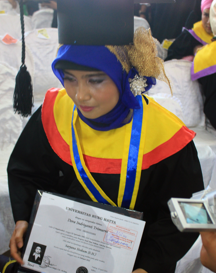 Dora ,Penderita Penyakit Aneh, Akhirnya di Wisuda