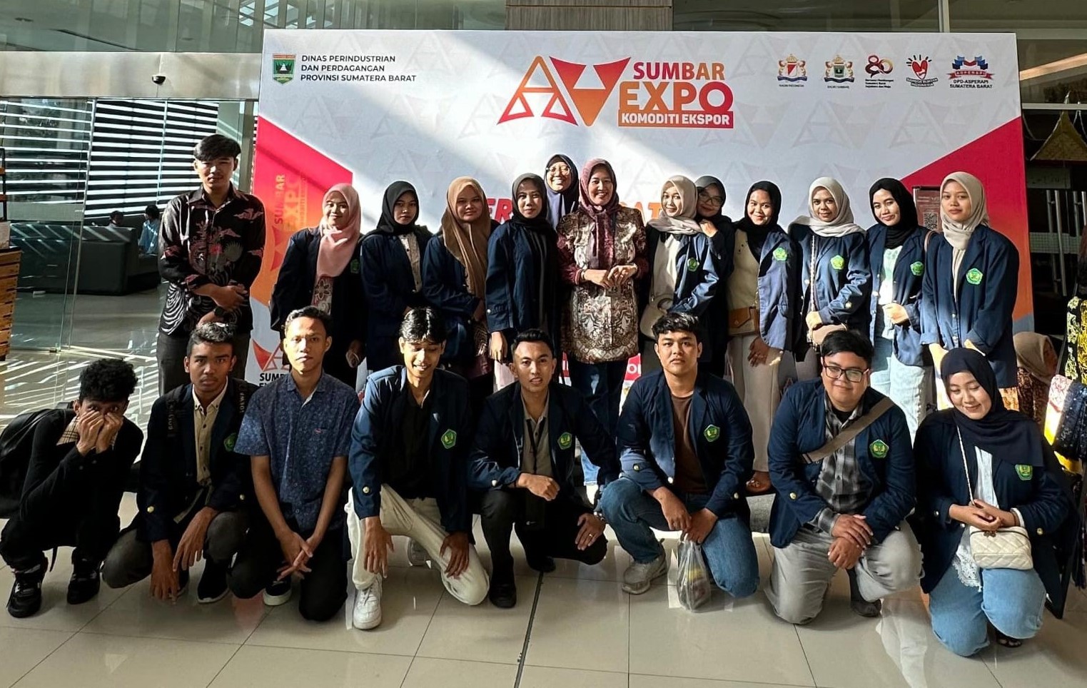 Dukung UMKM, Mahasiswa Fakultas Ekonomi dan Bisnis Hadiri Sumbar Expo Komoditi Expor 2025