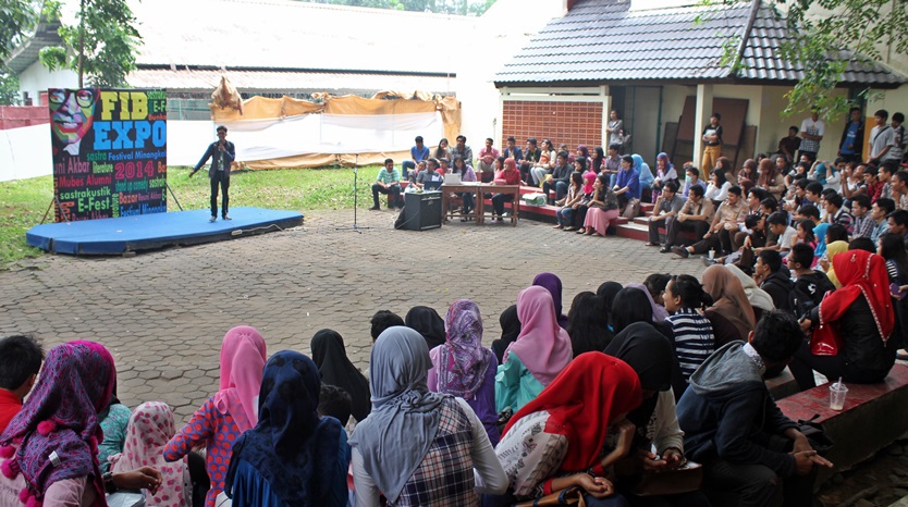 Pengunjung FIB EXPO Padati Stand Up Comedy dan Rumah Hantu
