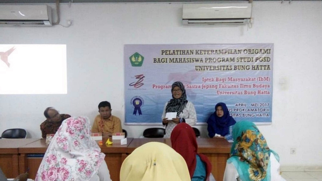 Dosen Sastra Jepang Mengadakan Pelatihan Keterampilan Origami